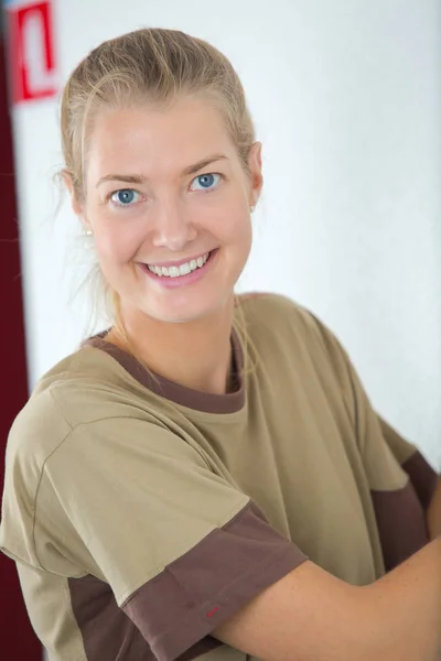 아름 다운 웃는 젊은 여자의 초상화 — 스톡 사진