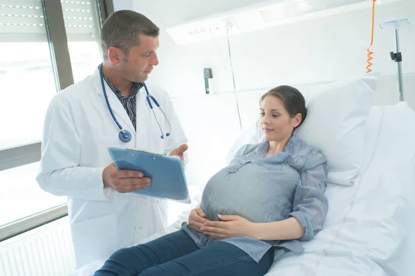 Mujer Embarazada Con Médico Hospital —  Fotos de Stock