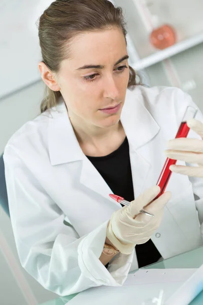 Joven Bioquímica Observando Documentando Trabajo —  Fotos de Stock