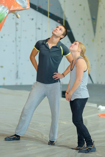 Passar Kvinna Och Pojkvän Rock Klättervägg Gym — Stockfoto