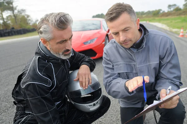 Mechanician Pilotní Stojící Nedaleko Závodního Auta Cestě — Stock fotografie