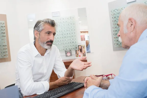 Senior Man Praten Met Opticien — Stockfoto