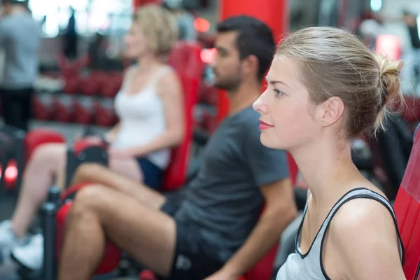 Jeunes Dans Salle Gym — Photo