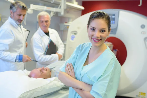 Hastayı MRI tarama sahip çevresinde sağlık personeli — Stok fotoğraf