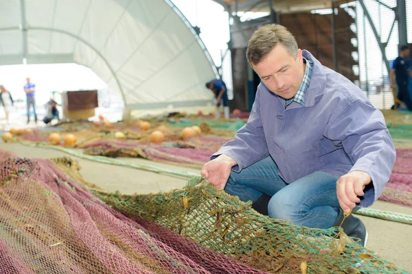 Pescador Desenredar Redes Pescador —  Fotos de Stock
