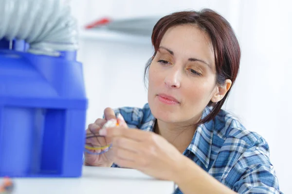 Elektrikerin bei der Arbeit — Stockfoto