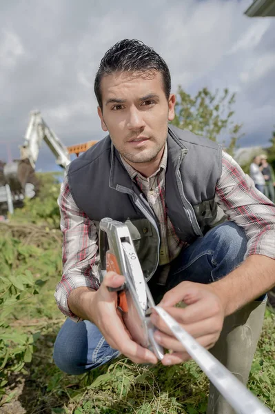 Jardinero Usando Cinta Métrica — Foto de Stock