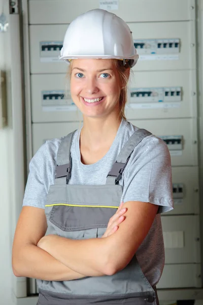 Portret Kobiety Noszenie Hełmu Ochronnego — Zdjęcie stockowe