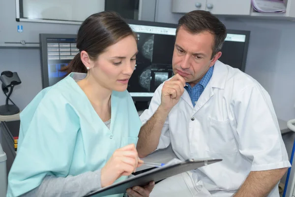 Medico Maschio Infermiera Sesso Femminile Parlando — Foto Stock