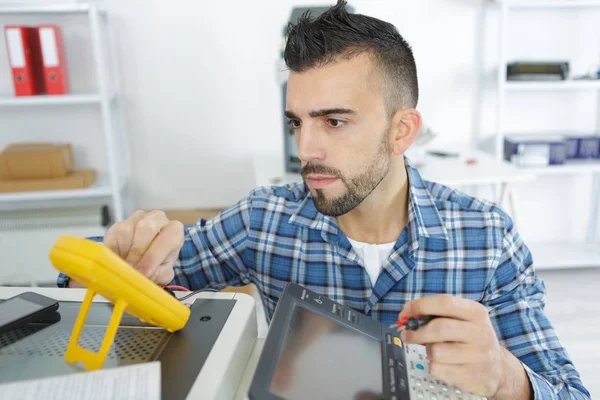 Använda Mikroskop Elektronik Laboratorium — Stockfoto