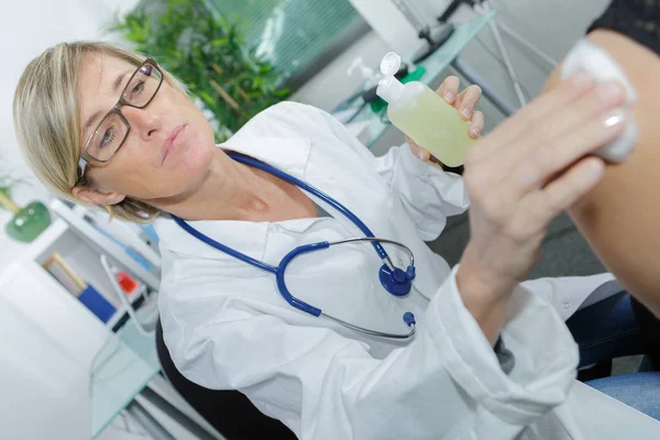Kvinnliga Läkare Desinficering Patienten Före Vaccination — Stockfoto