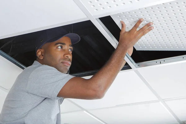 Male Worker Removing Ceiling Panel — Stock Photo, Image