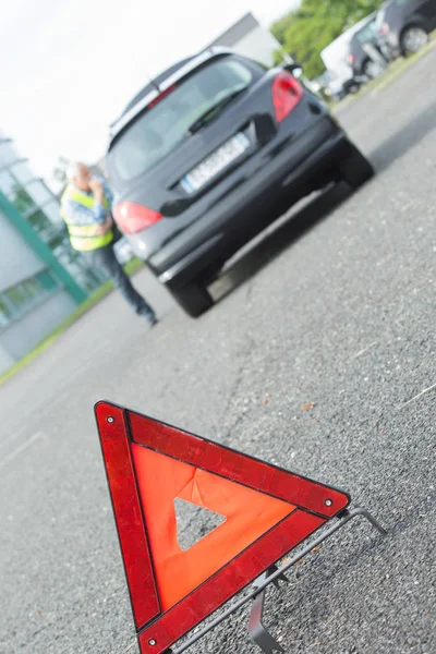 Triângulo Aviso Atrás Carro Parado — Fotografia de Stock