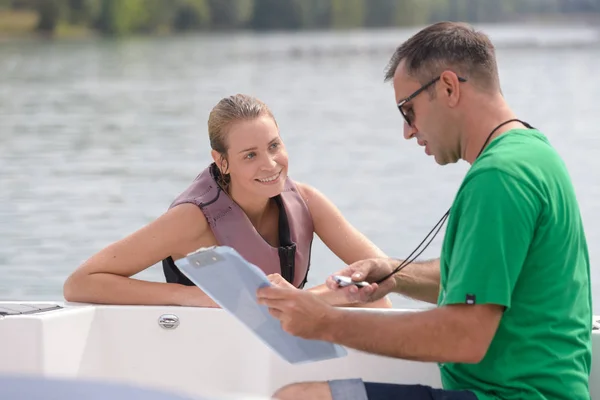 Wasserski Und Weibchen Lernen — Stockfoto