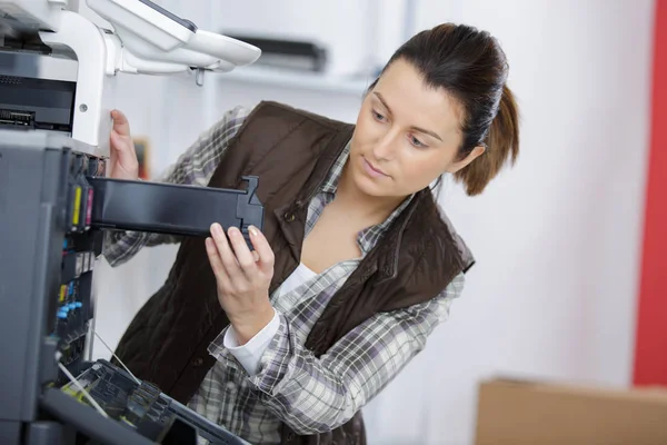 Técnico Fêmea Que Fixa Uma Fotocopiadora — Fotografia de Stock