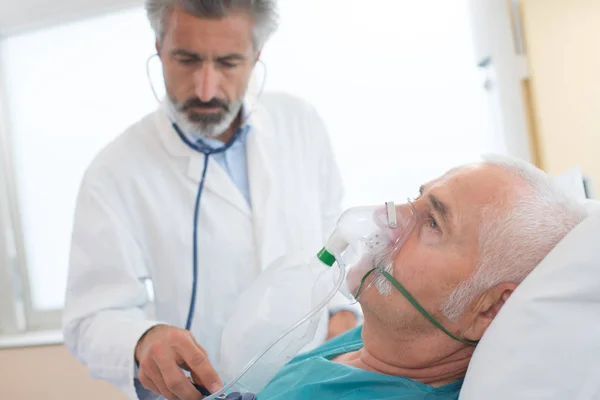 Besorgter Arzt Mit Sauerstoffmaske Krankenhauszimmer — Stockfoto