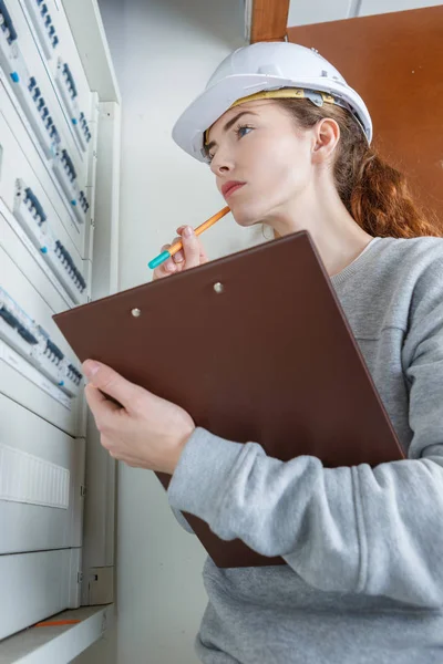 Mujer Medición Corriente Eléctrica —  Fotos de Stock