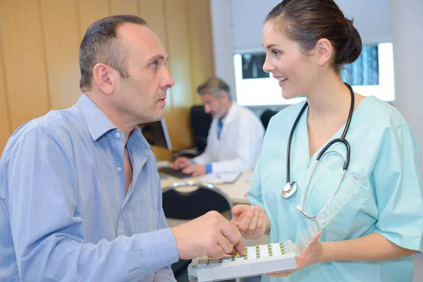 Krankenschwester Zeigt Patientin Plastikkoffer — Stockfoto