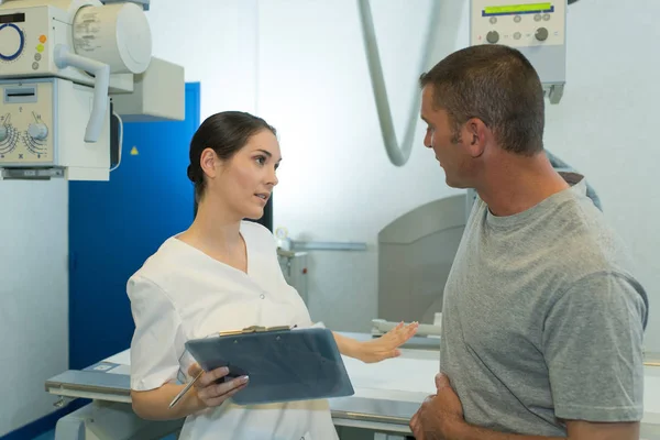 Arts Gesprek Met Patiënt Radiografie — Stockfoto
