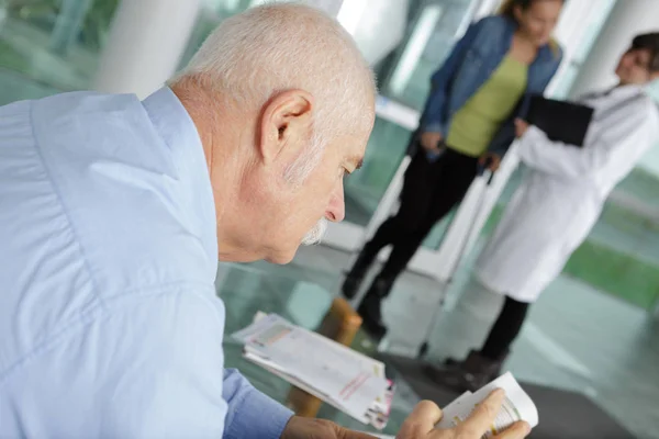 Uomo Seduto Nell Atrio Dell Ospedale — Foto Stock