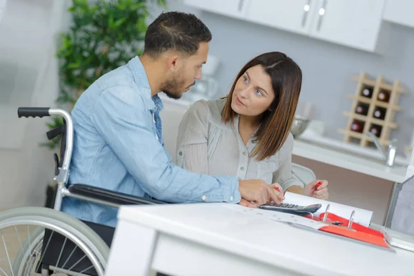 Gehandicapte Man Thuis Met Vriendin — Stockfoto