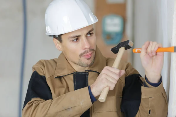 Young Builder Using Hammer Remove Plaster Wall — Stock Photo, Image