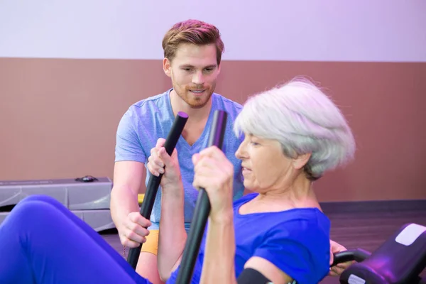 Flexibel Kvinnliga Senior Gymmet Med Tränare — Stockfoto