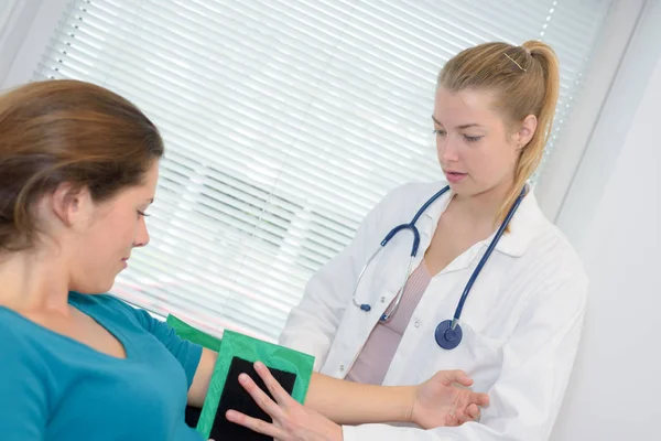 Médica Verificando Pressão Arterial Paciente Sexo Feminino — Fotografia de Stock