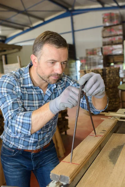 锯木厂员工工作与木头的工具和机械 — 图库照片