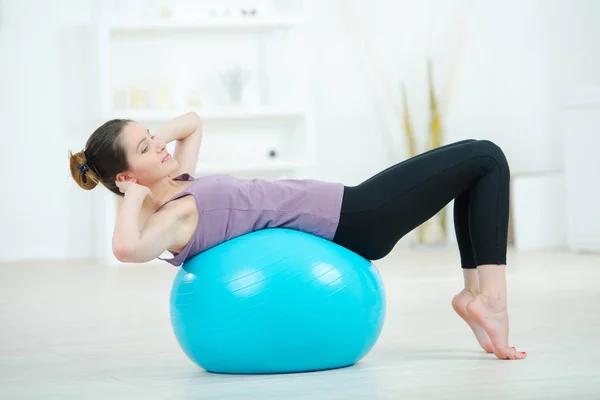 Vacker Ung Flicka Med Fit Boll Hemma — Stockfoto