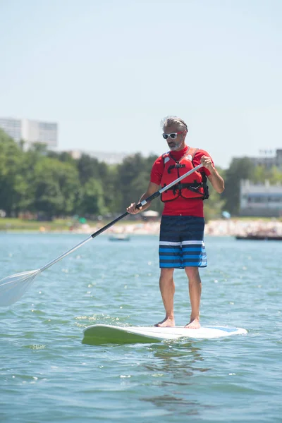 Man Njuter Tur Sjön Med Paddleboard — Stockfoto