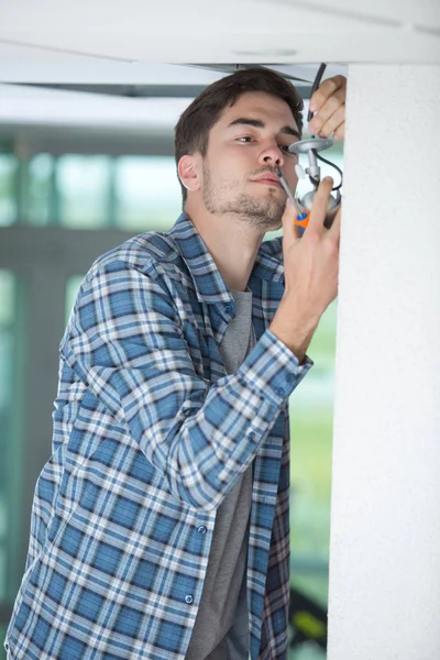 Electricista Macho Que Fija Luz Techo Con Destornillador — Foto de Stock