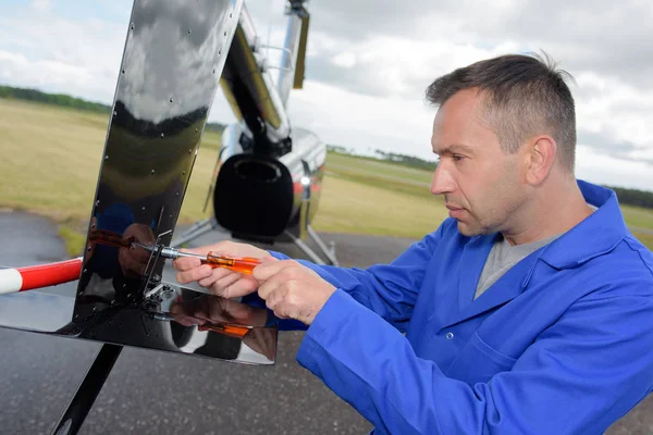 飞机机械工对直升机生命系统的力学检验 — 图库照片