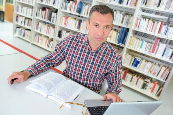 Porträtt Man Vid Bord Biblioteket — Stockfoto