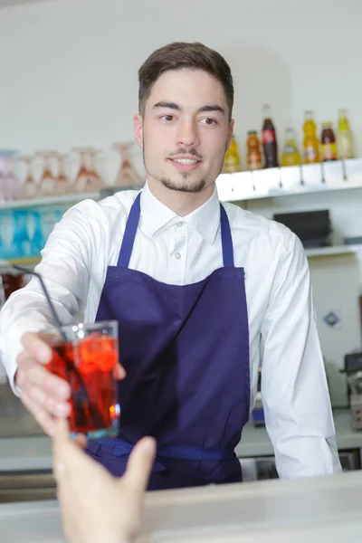 Jeune Serveur Amical Servant Une Boisson Cordiale Client — Photo