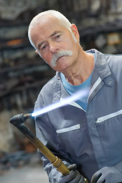 Arbeiter Schneiden Metall Und Senior — Stockfoto
