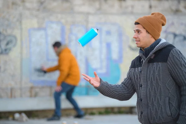 Grafiti Yazma Sprey Ile Oynarken Erkekler Olabilir — Stok fotoğraf