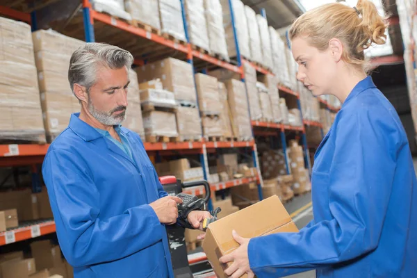 Man Scanning Box Med Handhållen Scanner — Stockfoto