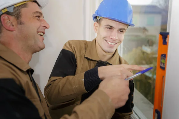 Sorrindo Reparador Medição Com Ajuda Nível Construtor — Fotografia de Stock