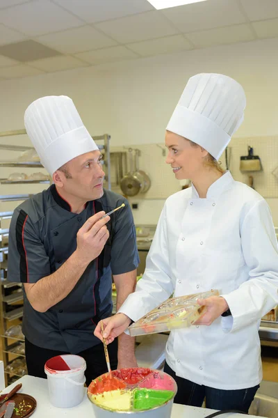 Chefs Femeninos Masculinos Que Decoran Pasteles —  Fotos de Stock