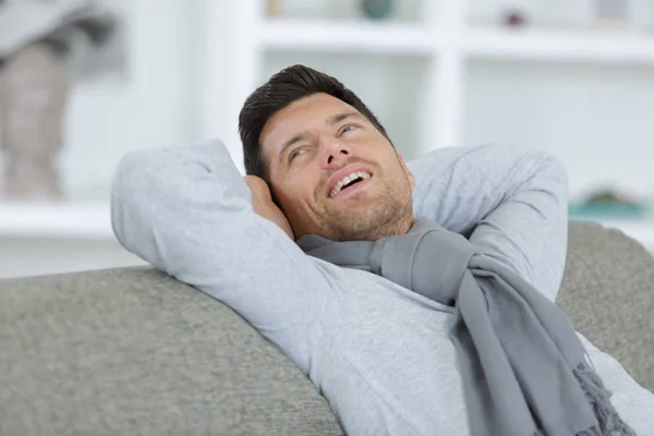 Glücklicher Mann Auf Dem Sofa — Stockfoto