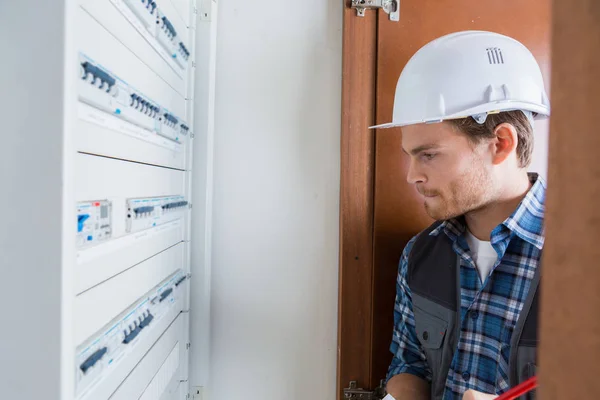 Mladí Elektrikáři Pracují Elektrické Panely — Stock fotografie