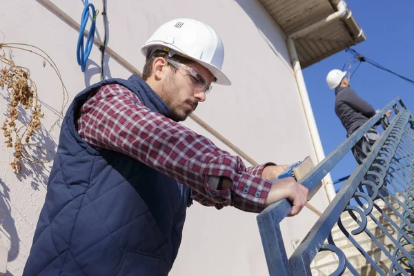 Trabajador Construcción Instalando Manillar — Foto de Stock