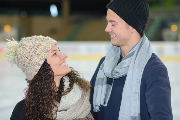 Couple Bonnets Laineux Sur Patinoire — Photo