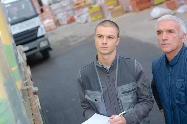 Lavoratori Accanto Camion Impilatore Trasporto Pallet — Foto Stock