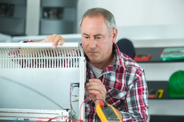 Portret Van Halverwege Volwassene Technicus Vaststelling Radiator — Stockfoto