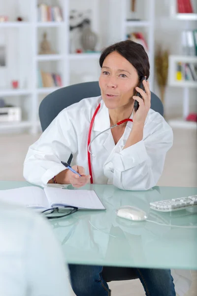 Porträtt Kvinnlig Läkare Telefon Hennes Kontor — Stockfoto