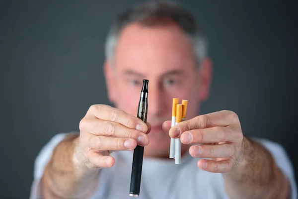 Homem Comparando Cigarro Tabaco Clássico Cigarro Eletrônico Vaporizador — Fotografia de Stock