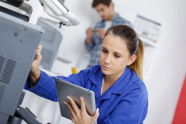 Técnico Femenino Que Trabaja Tableta Retención Fotocopiadora — Foto de Stock