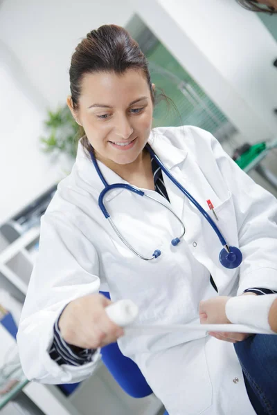 Medico Femminile Bendaggio Polso Slogato Mano Maschile — Foto Stock